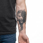 Tatuaggio semi-permanente INKON Tigre Ruggente applicato su un uomo – design 4 x 7 in (10x17cm), aspetto realistico dell'inchiostro, dura 10 giorni