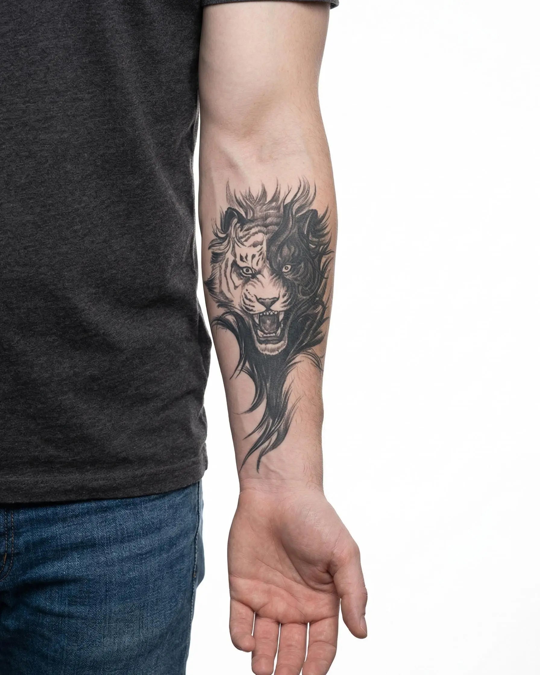 Tatuaggio semi-permanente INKON Tigre Ruggente applicato su un uomo – design 4 x 7 in (10x17cm), aspetto realistico dell'inchiostro, dura 10 giorni