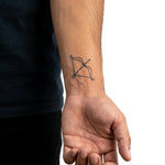Tatuaggio semi-permanente INKON Bow & Arrow applicato su un uomo – design 2 x 2 in (5x5cm), aspetto realistico dell'inchiostro, dura 10 giorni
