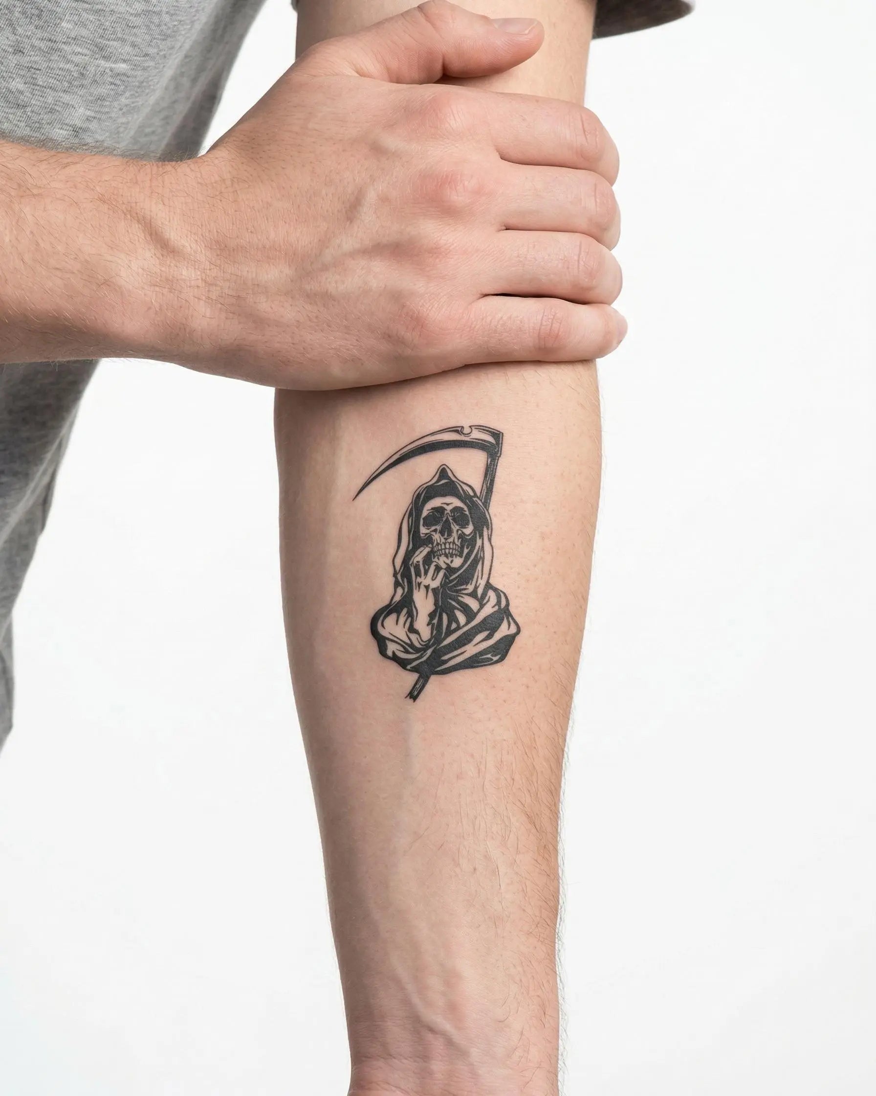 Tatuaggio semi-permanente INKON Grim Reaper applicato su un uomo – design 3 x 4 in (7x10cm), aspetto realistico dell'inchiostro, dura 10 giorni