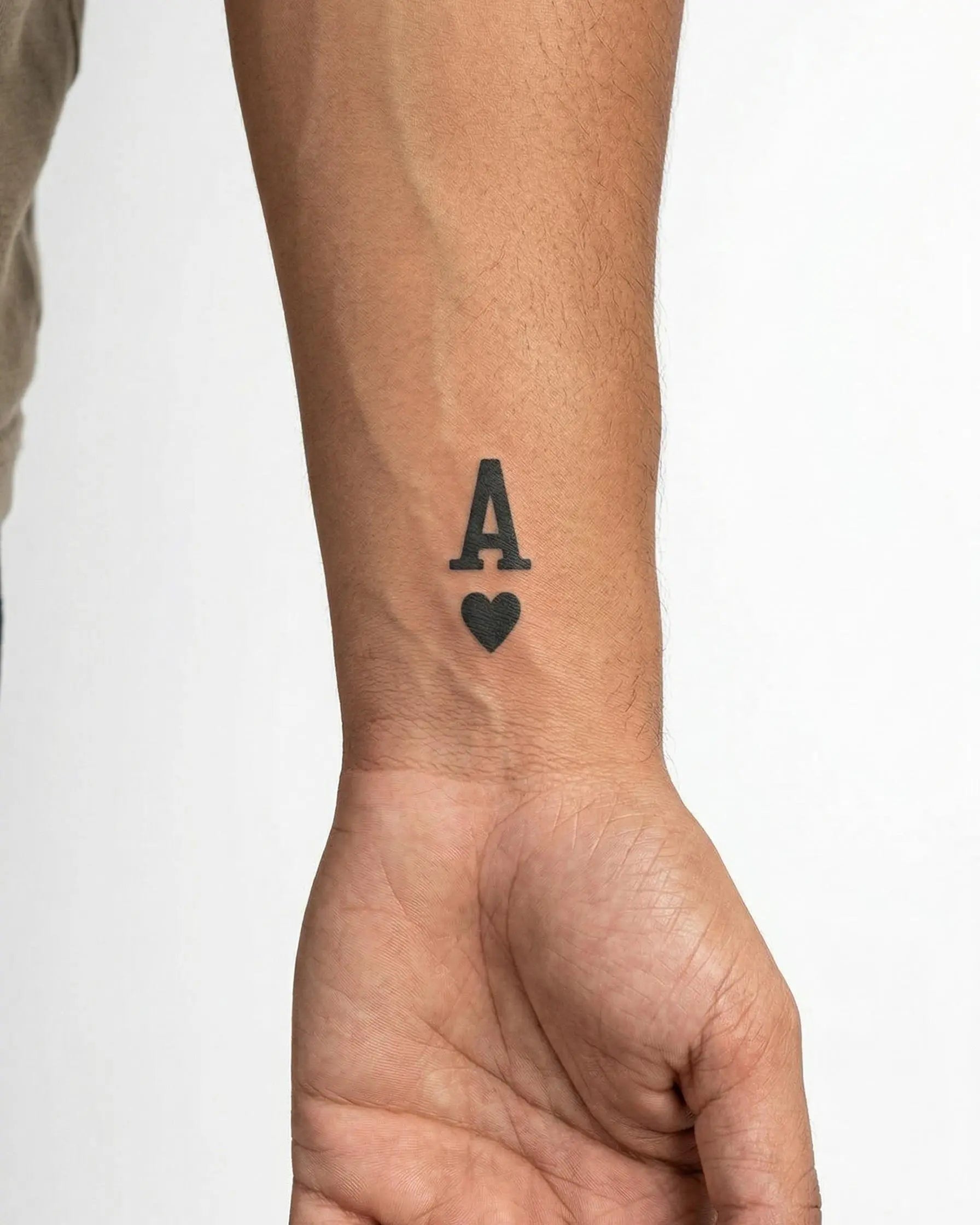 Tatuaggio semi-permanente INKON Ace of Hearts applicato su un uomo – design 2 x 2 in (5x5cm), aspetto realistico dell'inchiostro, dura 10 giorni