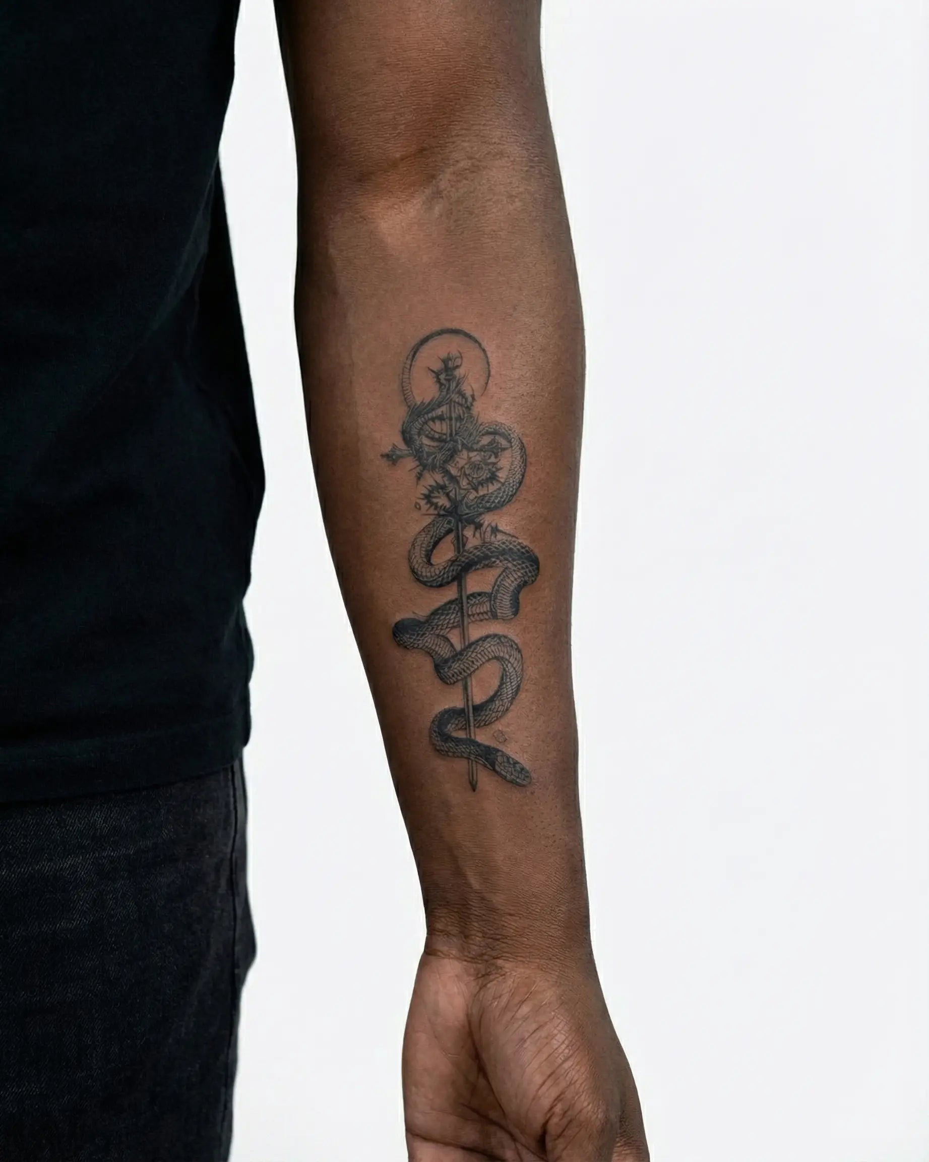 Tatuaggio semi-permanente INKON Serpente e Spada applicato su un uomo – design 4 x 7 in (10x17cm), aspetto realistico dell'inchiostro, dura 10 giorni