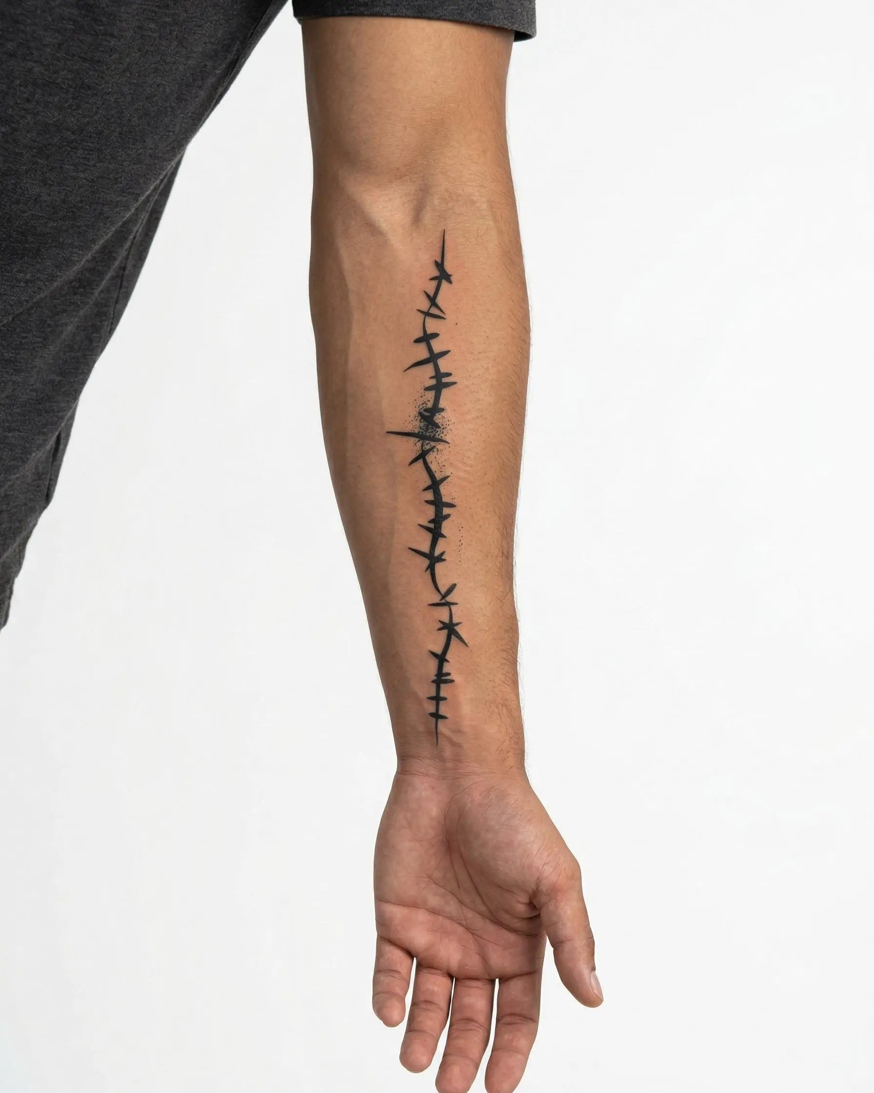 Tatuaggio semi-permanente INKON Barbed Wire Line applicato su un uomo – design 4 x 8 in (11x21cm), aspetto realistico dell'inchiostro, dura 10 giorni