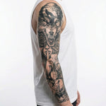 Tatuaggio semi-permanente INKON Wolf & Forest Night applicato su un uomo – design 8 x 20 in (20x50cm), aspetto realistico dell'inchiostro, dura 10 giorni