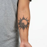 Tatuaggio semi-permanente INKON Teschio Sole e Luna applicato su un uomo – design 4 x 4 in (9x9cm), aspetto realistico dell'inchiostro, dura 10 giorni