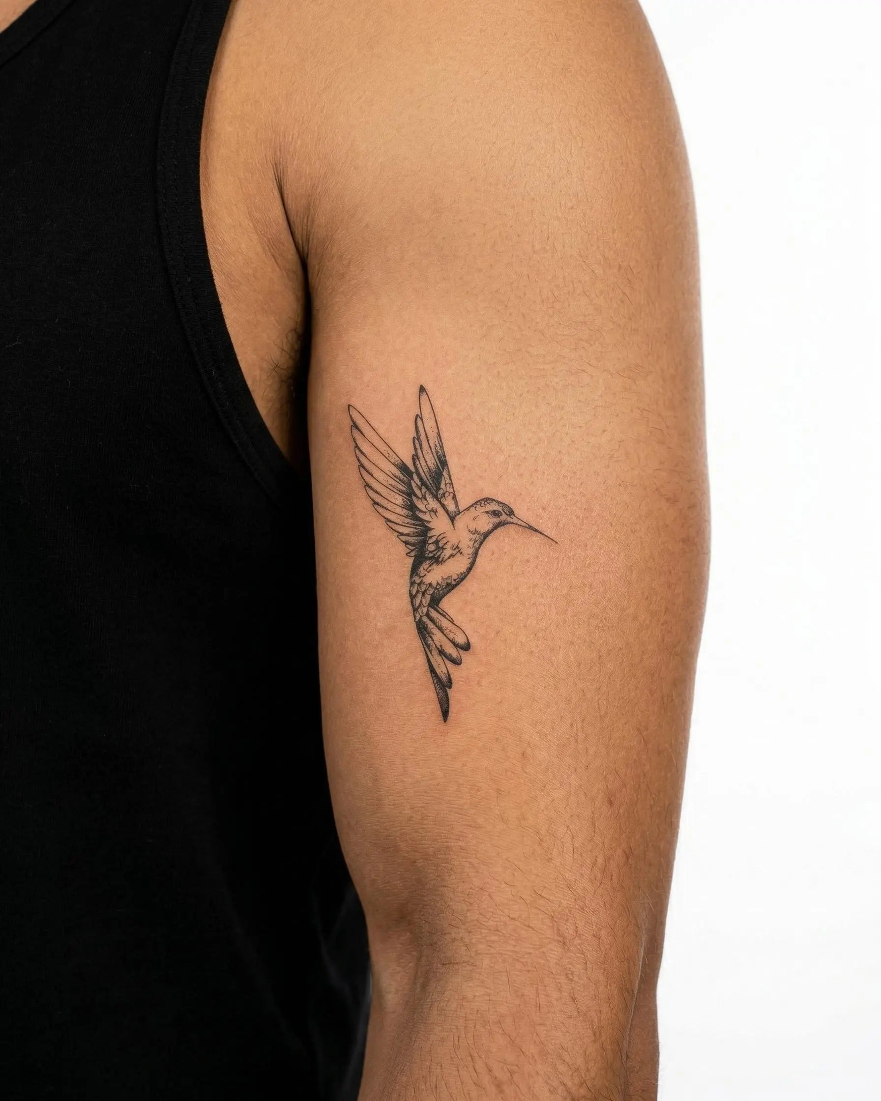Tatuaggio semi-permanente INKON Hummingbird applicato su un uomo – design 3 x 4 in (6x11cm), aspetto realistico dell'inchiostro, dura 10 giorni