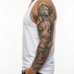 Tatuaggio semi-permanente INKON Medusa & Poseidon applicato su un uomo – design 8 x 20 in (20x50cm), aspetto realistico dell'inchiostro, dura 10 giorni