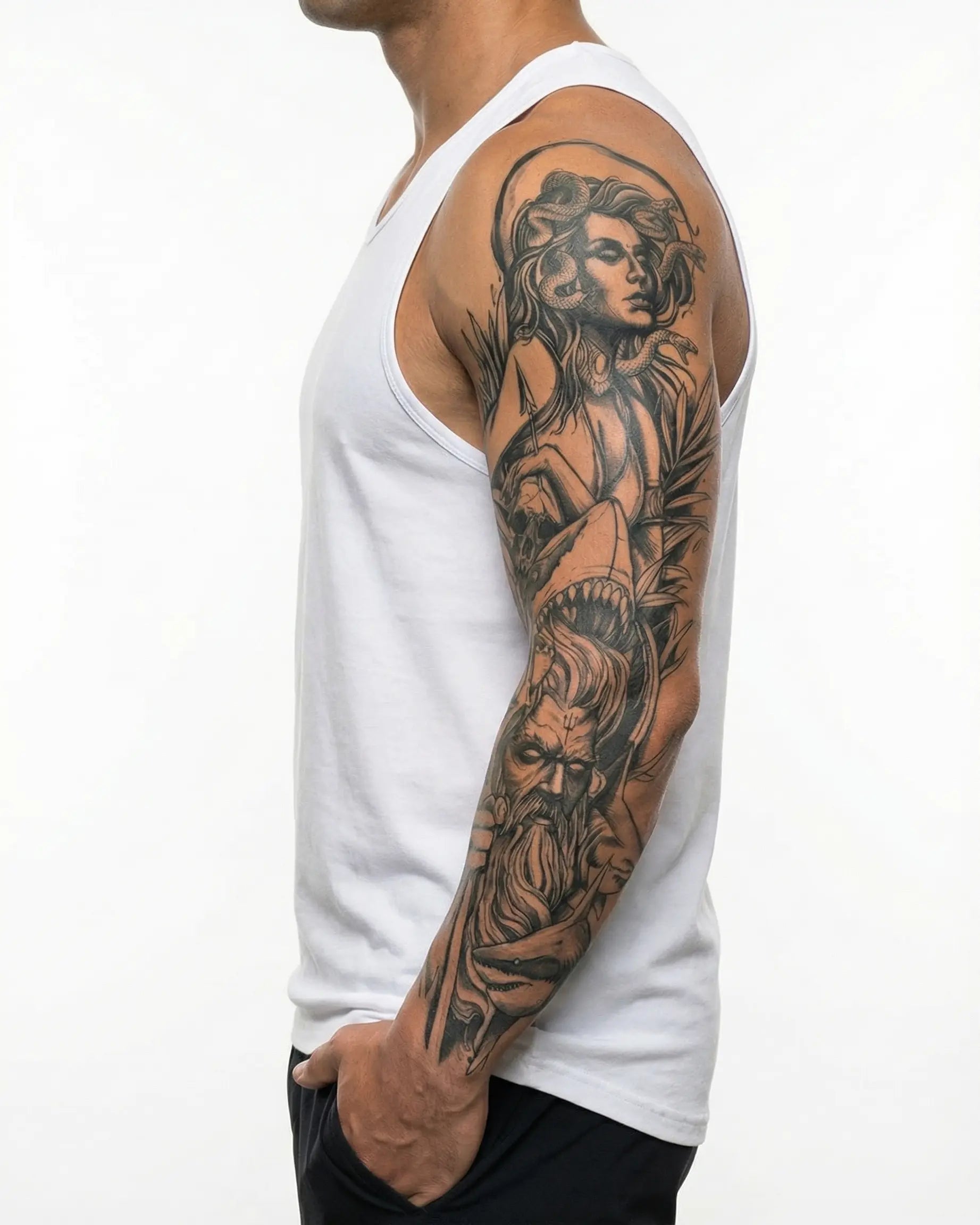 Tatuaggio semi-permanente INKON Medusa & Poseidon applicato su un uomo – design 8 x 20 in (20x50cm), aspetto realistico dell'inchiostro, dura 10 giorni