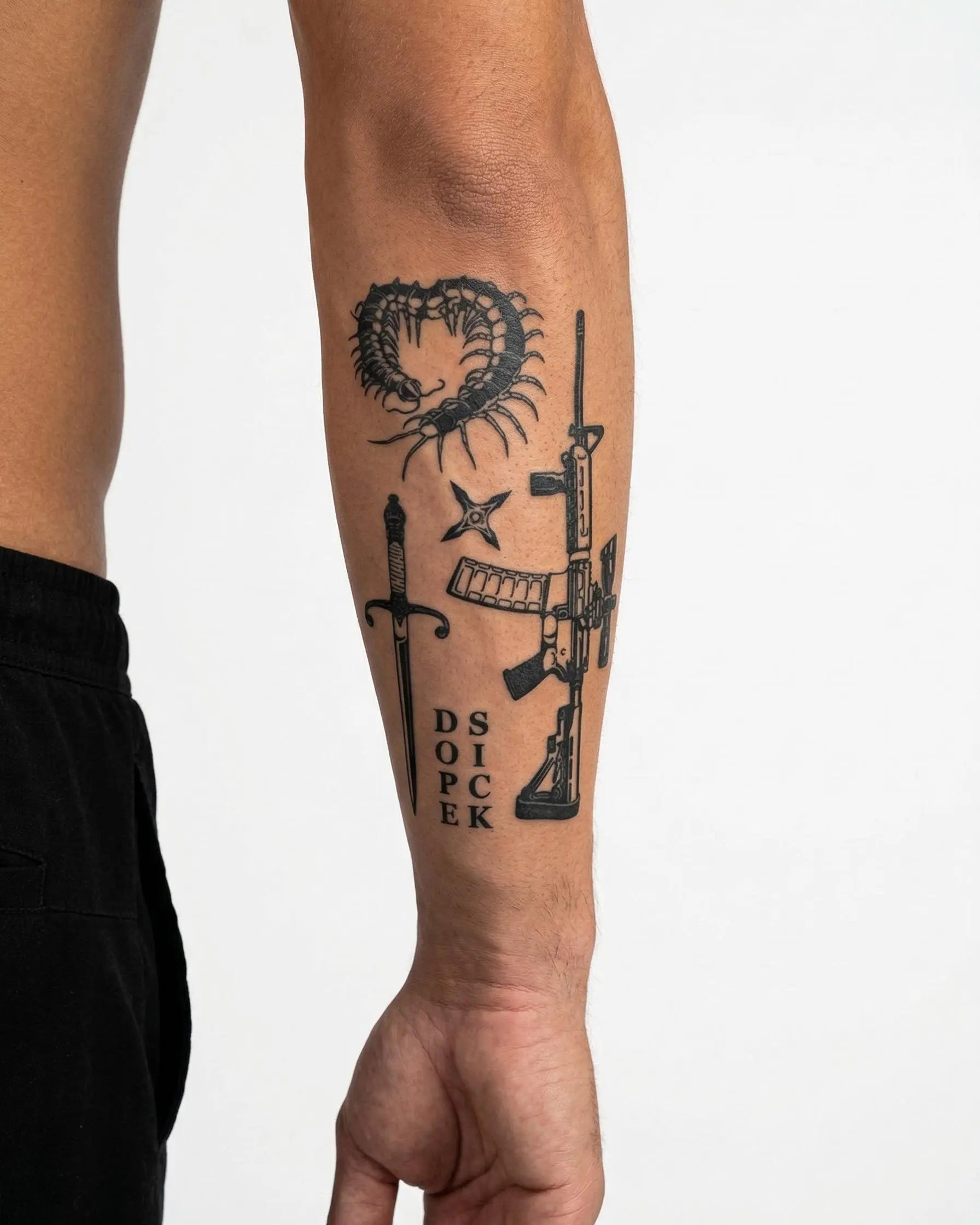 Tatuaggio semi-permanente INKON Flash Sheet Armi e Centopiedi applicato su un uomo – design 4 x 7 in (10x17cm), aspetto realistico dell'inchiostro, dura 10 giorni