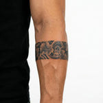Tatuaggio semi-permanente INKON Bracciale Foglie di Ginkgo e Nuvole applicato su un uomo – design 2 x 9 in (5x23cm), aspetto realistico dell'inchiostro, dura 10 giorni
