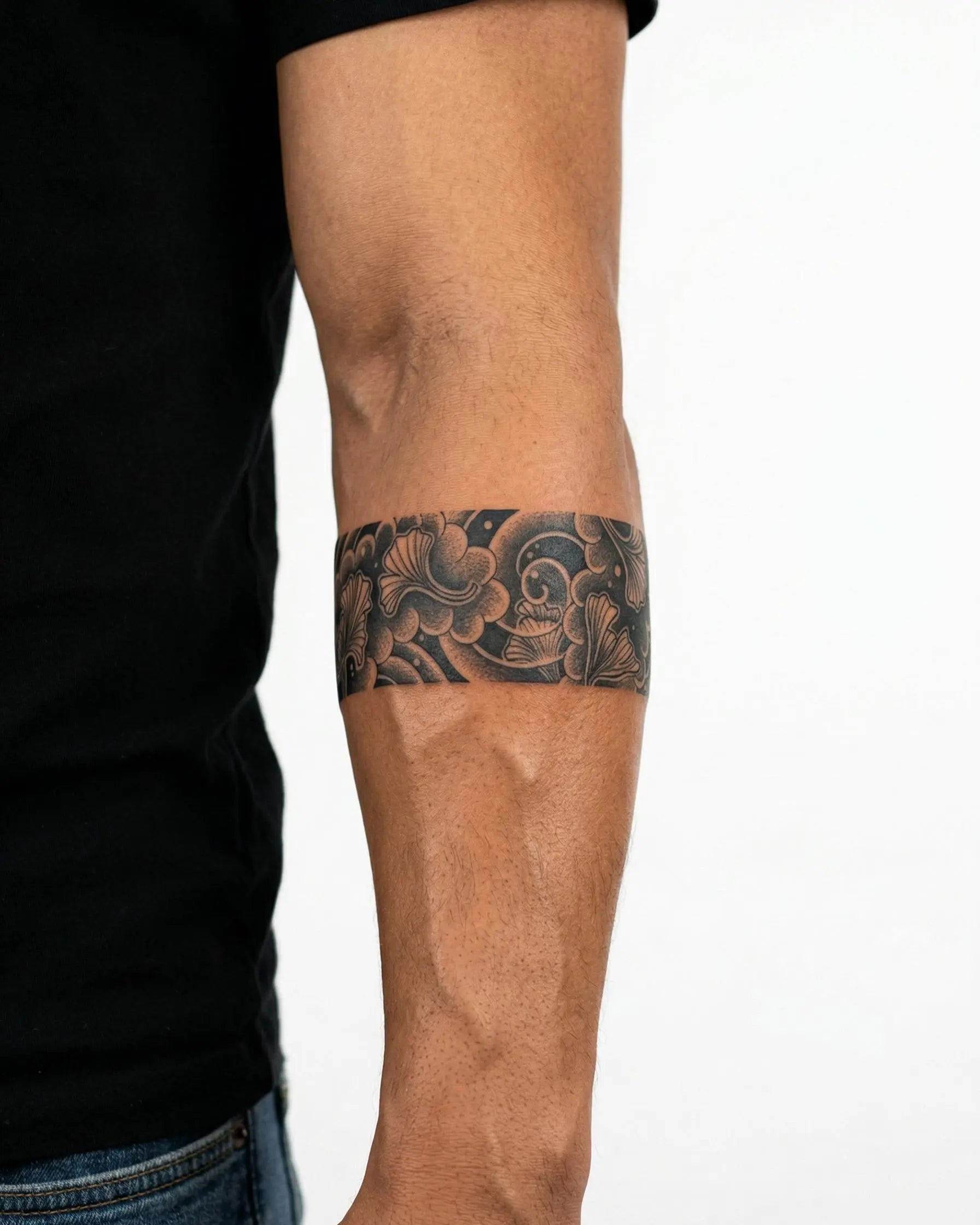 Tatuaggio semi-permanente INKON Bracciale Foglie di Ginkgo e Nuvole applicato su un uomo – design 2 x 9 in (5x23cm), aspetto realistico dell'inchiostro, dura 10 giorni