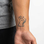 Tatuaggio semi-permanente INKON Killer Bunny applicato su un uomo – design 2 x 2 in (5x5cm), aspetto realistico dell'inchiostro, dura 10 giorni