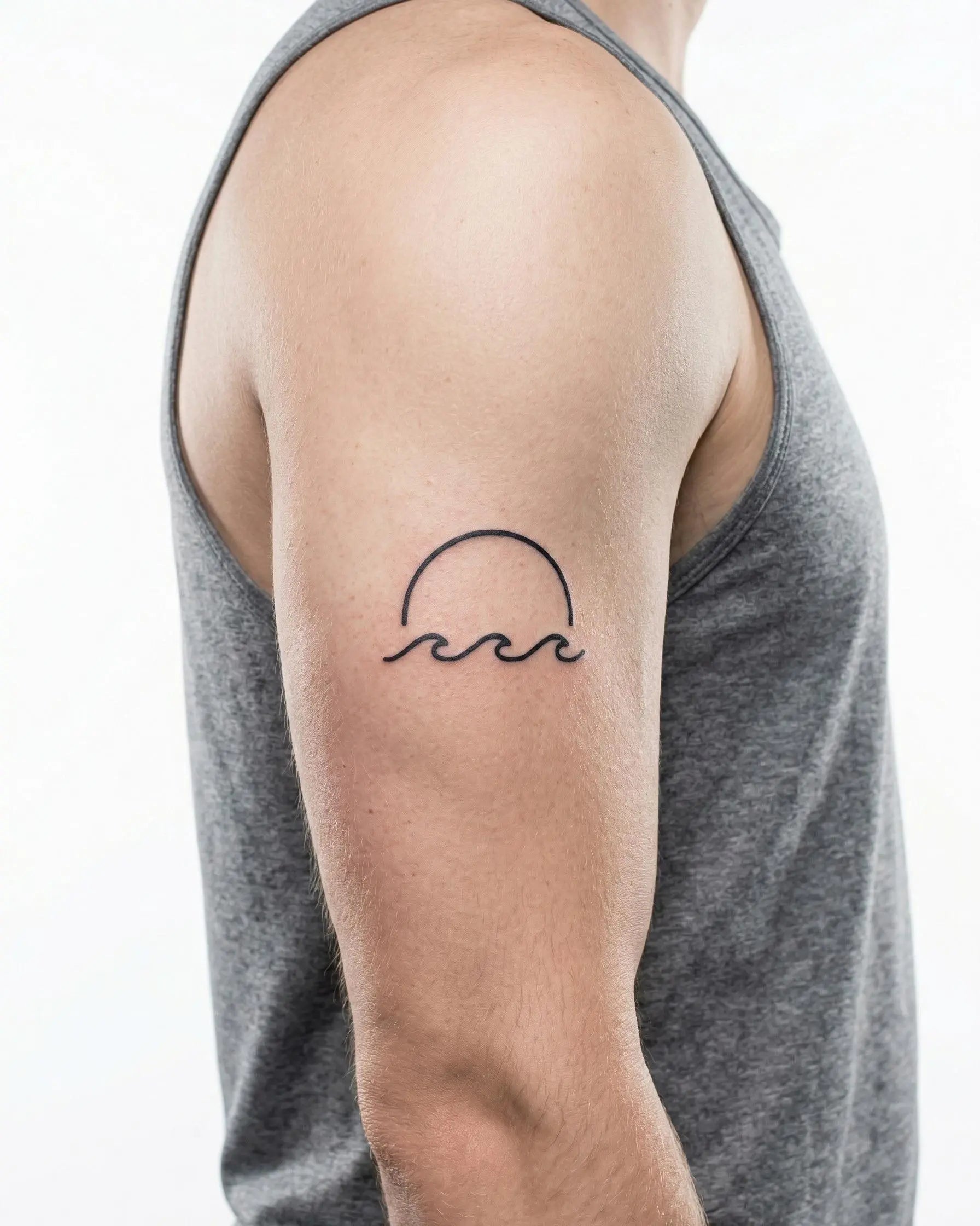 Tatuaggio semi-permanente INKON Sunset & Waves applicato su un uomo – design 2 x 2 in (5x5cm), aspetto realistico dell'inchiostro, dura 10 giorni