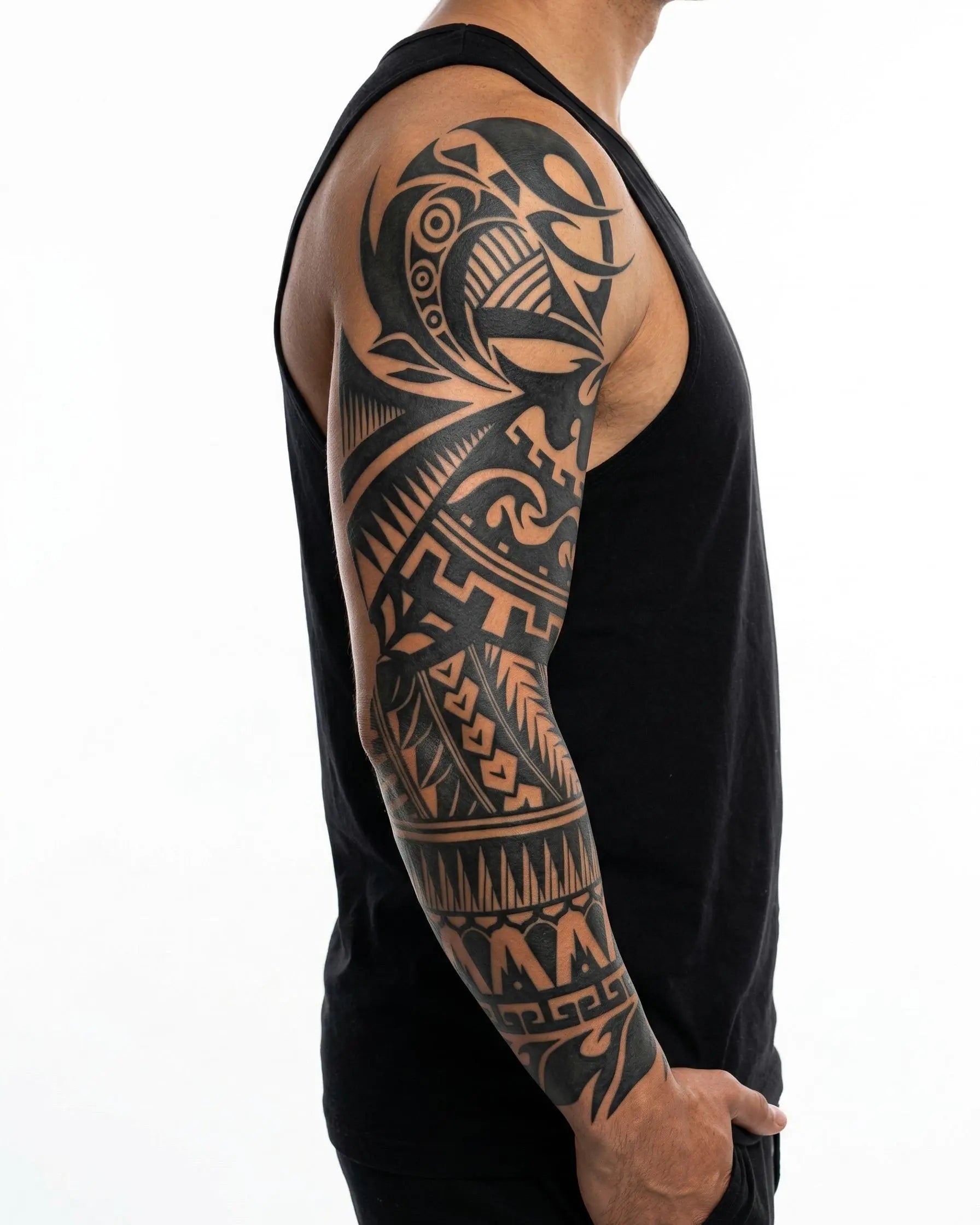Tatuaggio semi-permanente INKON Samoan Tribal applicato su un uomo – design 8 x 20 in (20x50cm), aspetto realistico dell'inchiostro, dura 10 giorni