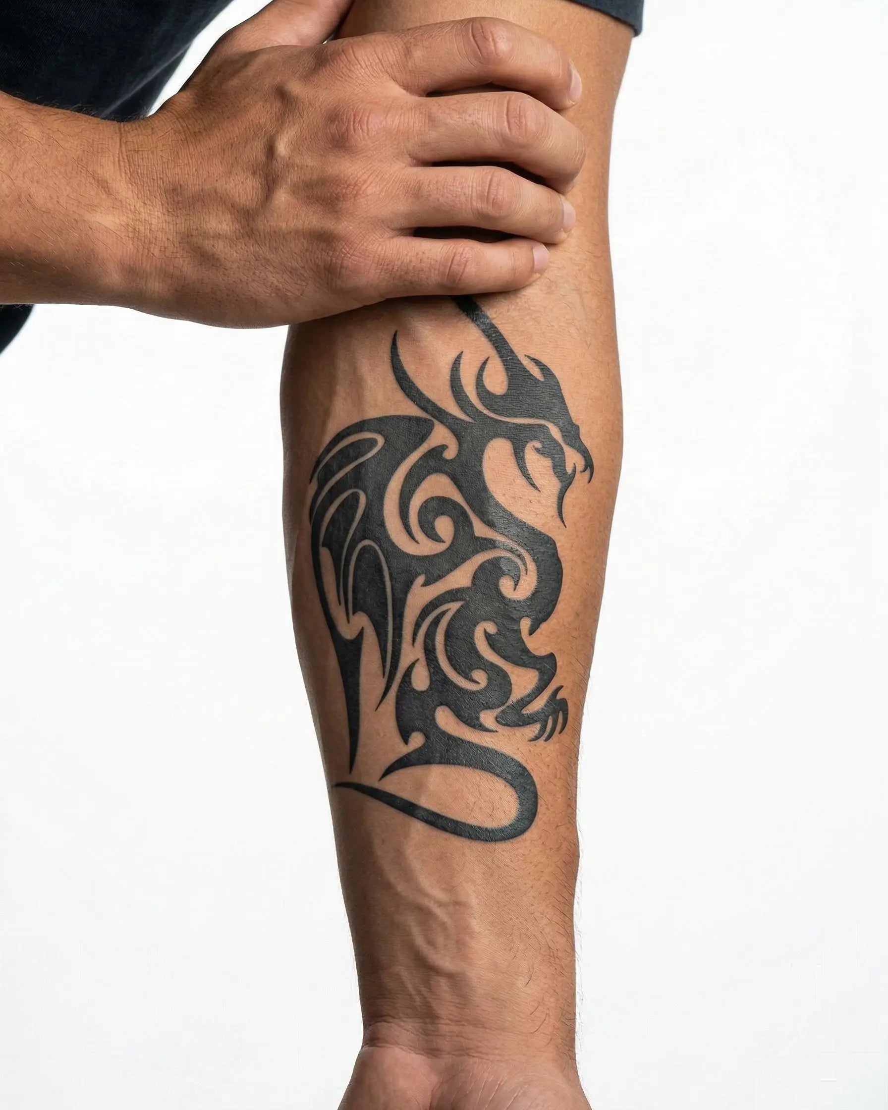 Tatuaggio semi-permanente INKON Drago Alato applicato su un uomo – design 4 x 7 in (10x17cm), aspetto realistico dell'inchiostro, dura 10 giorni