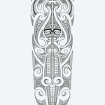 Design del tatuaggio semi-permanente Maori Tiki Full Sleeve di INKON – illustrazione di faccia tiki polinesiana al centro circondata da spirali, 8 x 20 in (20x50cm), disponibile su inkon.co