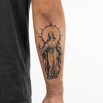 Tatuaggio semi-permanente INKON Madonna con Aureola applicato su un uomo – design 4 x 7 in (10x17cm), aspetto realistico dell'inchiostro, dura 10 giorni