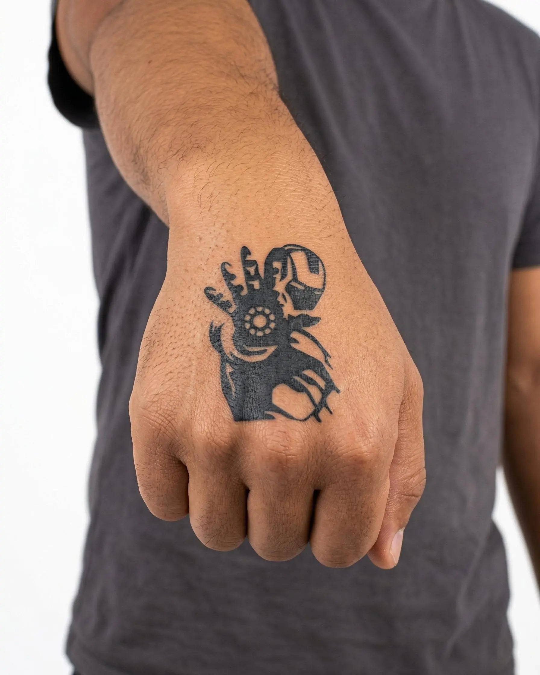Tatuaggio semi-permanente INKON Armored Hero applicato su un uomo – design 2 x 2 in (5x5cm), aspetto realistico dell'inchiostro, dura 10 giorni