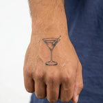 Tatuaggio semi-permanente INKON Martini Glass applicato su un uomo – design 2 x 2 in (5x5cm), aspetto realistico dell'inchiostro, dura 10 giorni