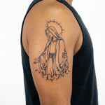 Tatuaggio semi-permanente INKON Holy Mother applicato su un uomo – design 4 x 7 in (10x17cm), aspetto realistico dell'inchiostro, dura 10 giorni