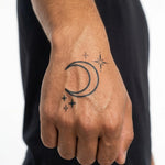 Tatuaggio semi-permanente INKON Crescent Moon & Stars applicato su un uomo – design 2 x 2 in (5x5cm), aspetto realistico dell'inchiostro, dura 10 giorni