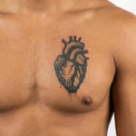 Tatuaggio semi-permanente INKON Anatomical Heart applicato su un uomo – design 4 x 4 in (9x9cm), aspetto realistico dell'inchiostro, dura 10 giorni