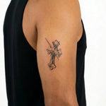 Tatuaggio semi-permanente INKON Gothic Cross 2 applicato su un uomo – design 3 x 4 in (7x10cm), aspetto realistico dell'inchiostro, dura 10 giorni
