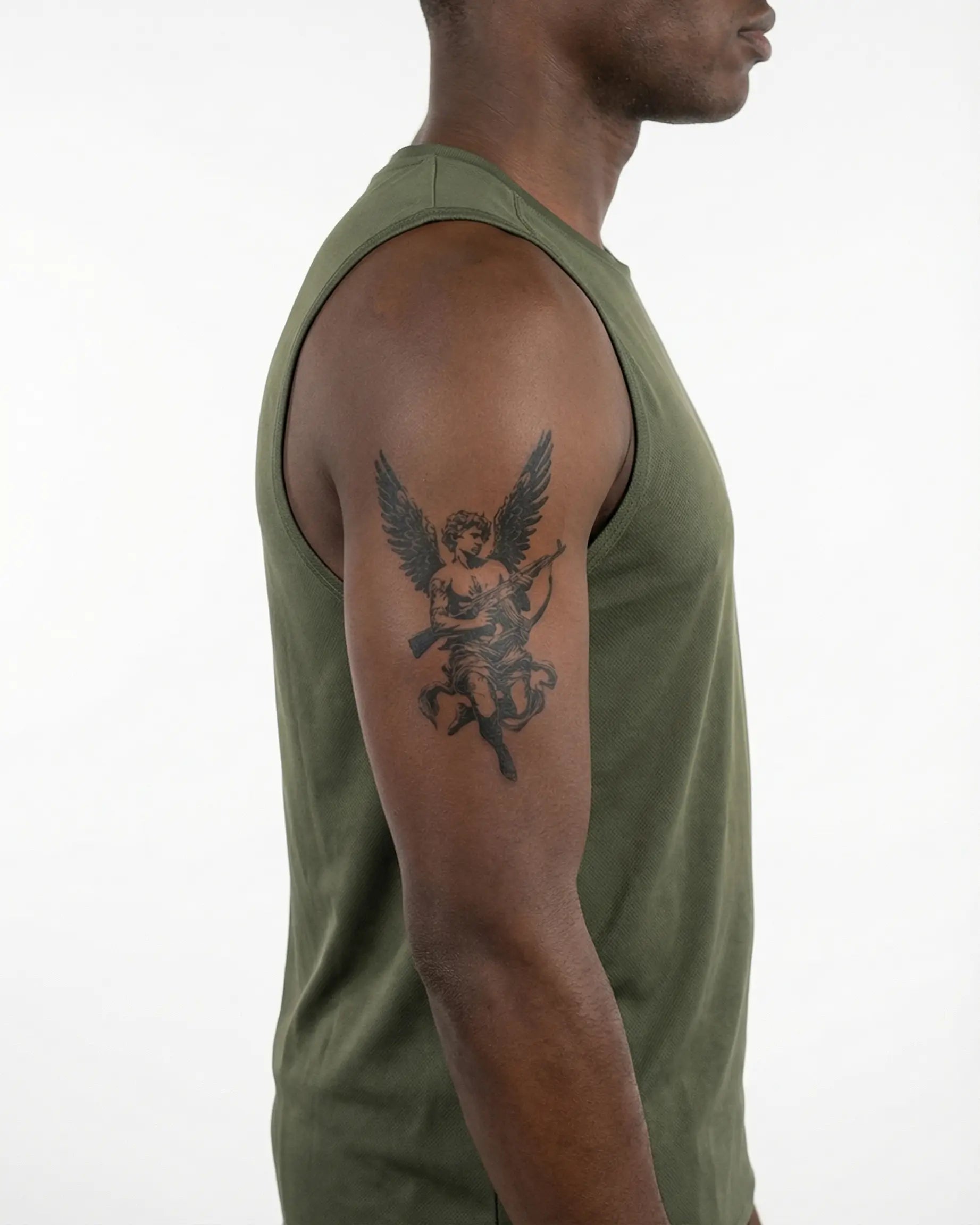 Tatuaggio semi-permanente INKON Cherubino Armato applicato su un uomo – design 4 x 7 in (10x17cm), aspetto realistico dell'inchiostro, dura 10 giorni