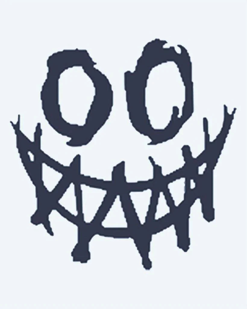 Design del tatuaggio semi-permanente Creepy Smile di INKON – illustrazione di faccina sorridente grunge inquietante con occhi vuoti, 2 x 2 in (5x5cm), disponibile su inkon.co