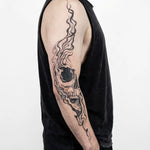 Tatuaggio semi-permanente INKON Smoke Skull applicato su un uomo – design 8 x 20 in (20x50cm), aspetto realistico dell'inchiostro, dura 10 giorni