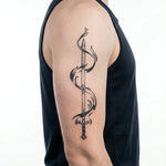 Tatuaggio semi-permanente INKON Sword & Dark Flames applicato su un uomo – design 4 x 8 in (11x21cm), aspetto realistico dell'inchiostro, dura 10 giorni