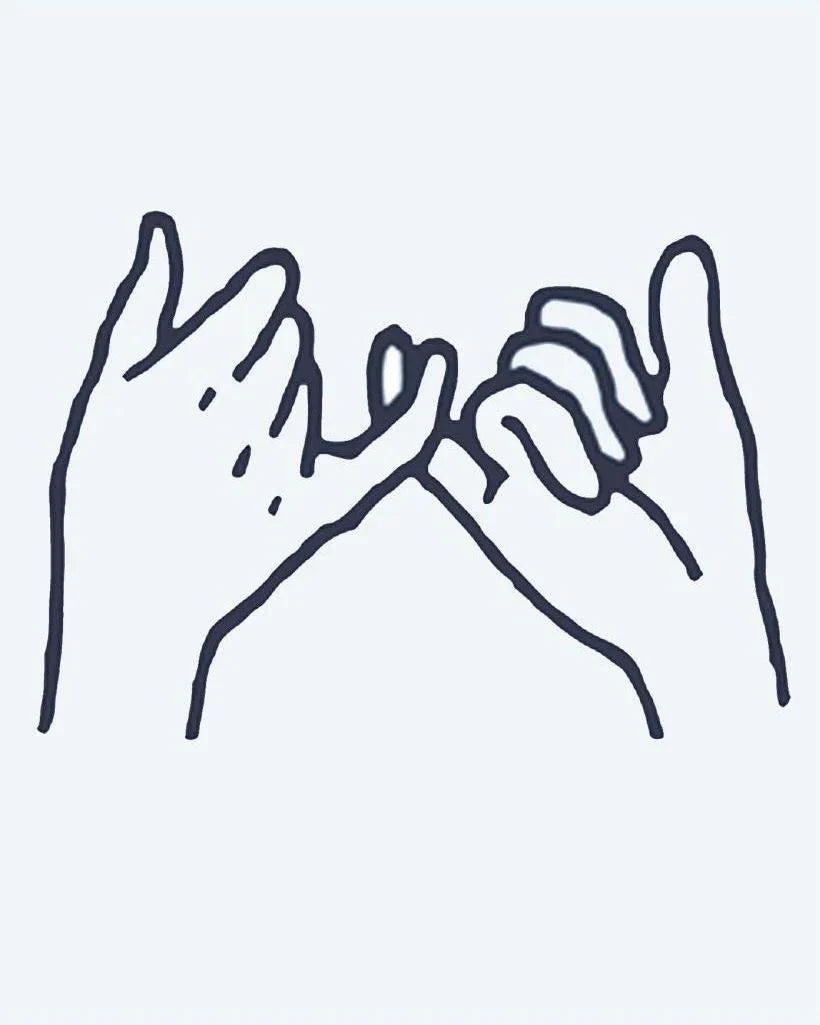 Design del tatuaggio semi-permanente Pinky Promise 2 di INKON – illustrazione di due mani unite nella promessa del mignolo, 2 x 2 in (5x5cm), disponibile su inkon.co