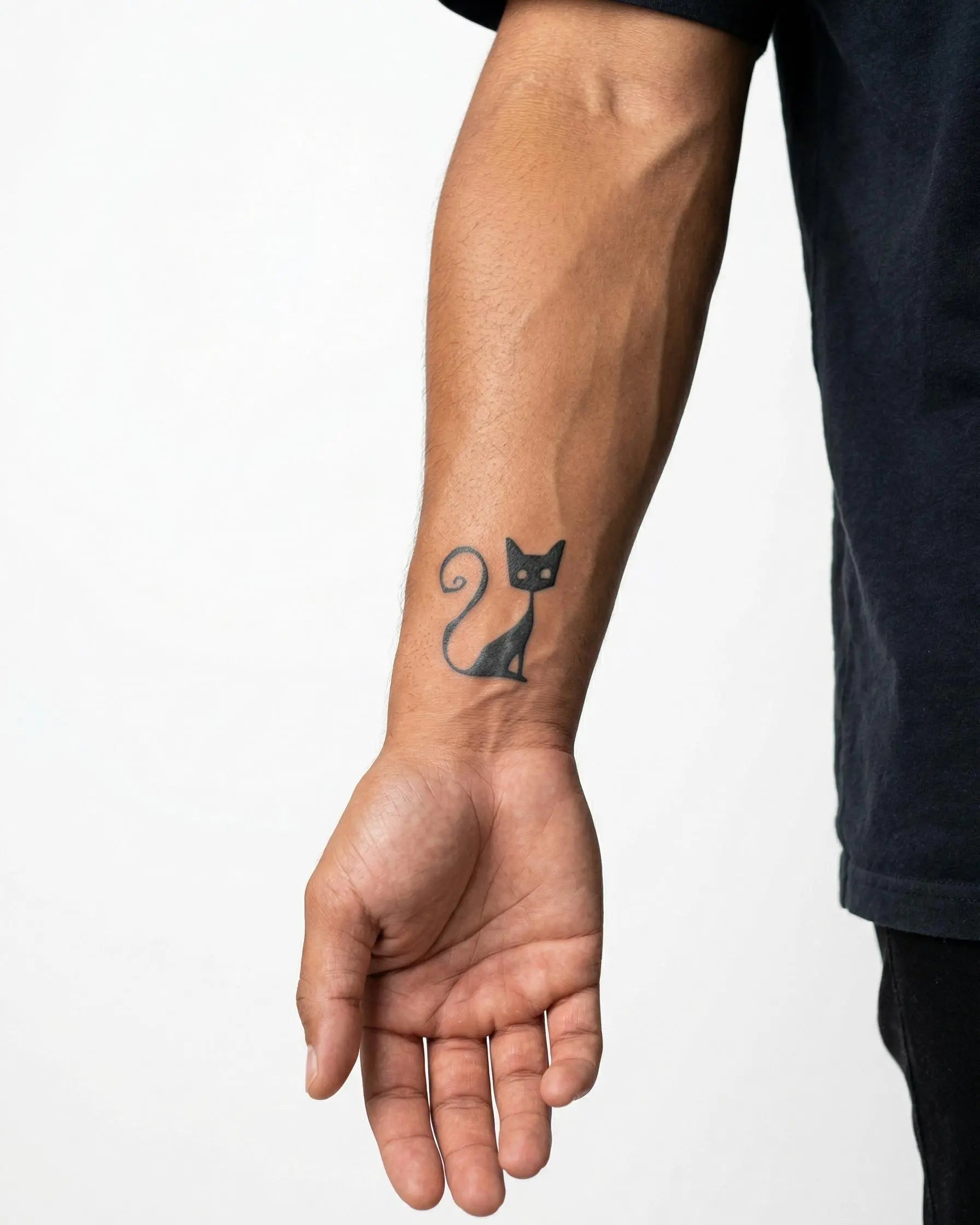 Tatuaggio semi-permanente INKON Sitting Cat Silhouette applicato su un uomo – design 2 x 2 in (5x5cm), aspetto realistico dell'inchiostro, dura 10 giorni