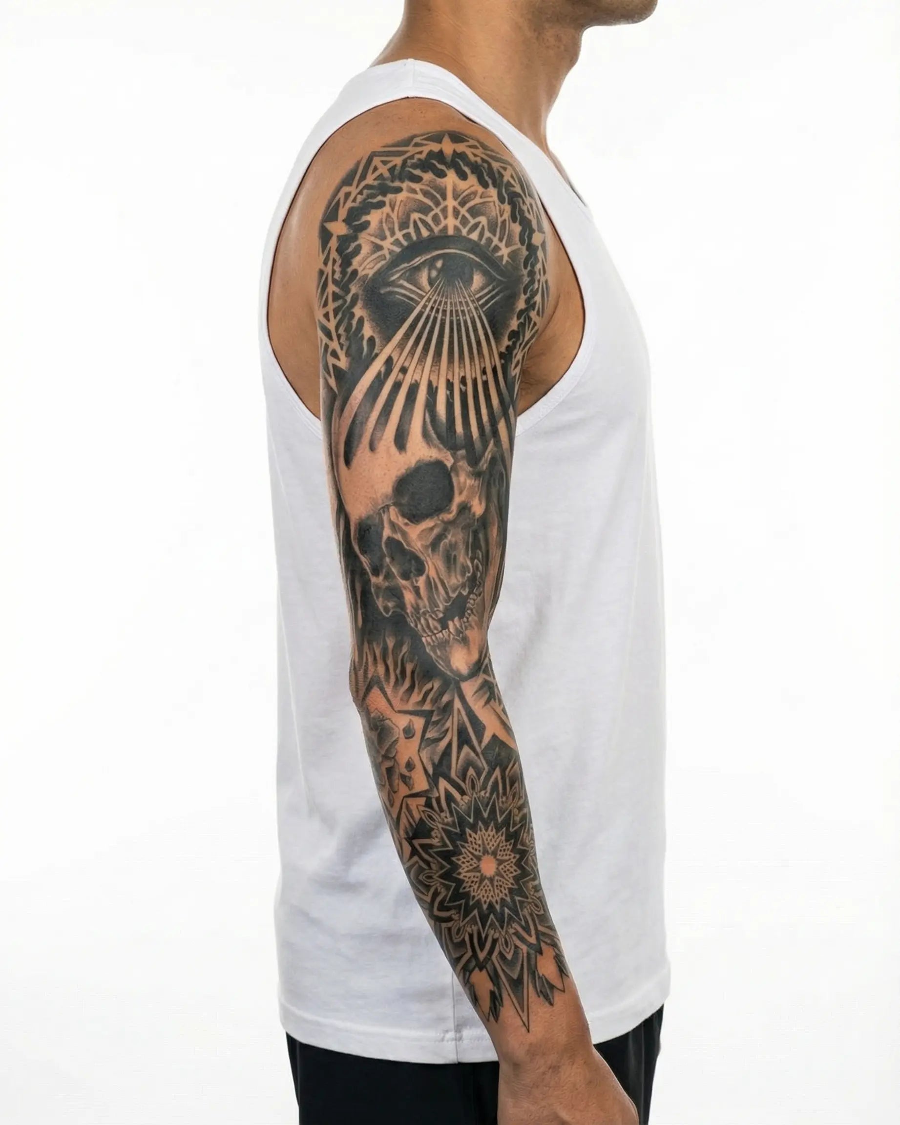 Tatuaggio semi-permanente INKON Skull, All-Seeing Eye & Mandala applicato su un uomo – design 8 x 20 in (20x50cm), aspetto realistico dell'inchiostro, dura 10 giorni