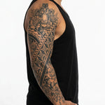 Tatuaggio semi-permanente INKON Tribal Cross & Roses applicato su un uomo – design 8 x 20 in (20x50cm), aspetto realistico dell'inchiostro, dura 10 giorni