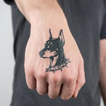 Tatuaggio semi-permanente INKON Doberman Portrait applicato su un uomo – design 2 x 2 in (5x5cm), aspetto realistico dell'inchiostro, dura 10 giorni