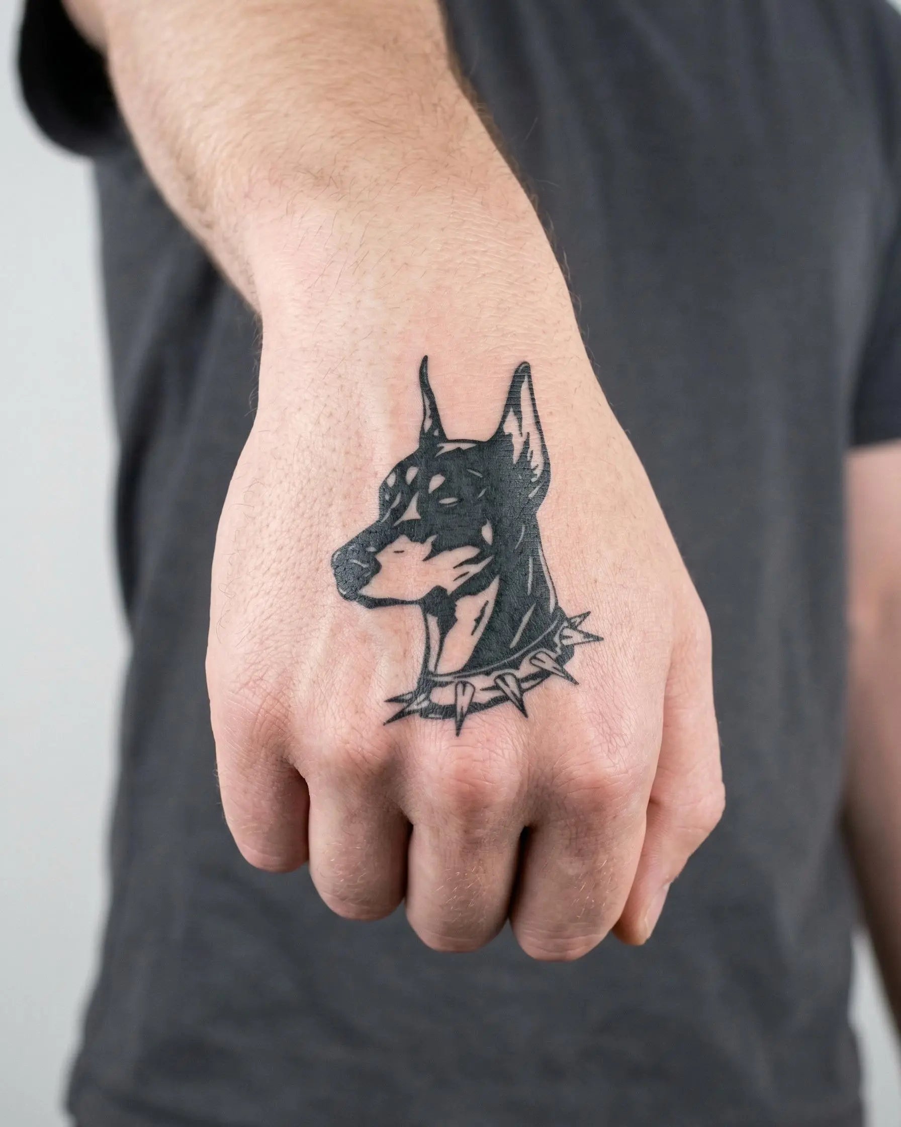 Tatuaggio semi-permanente INKON Doberman Portrait applicato su un uomo – design 2 x 2 in (5x5cm), aspetto realistico dell'inchiostro, dura 10 giorni