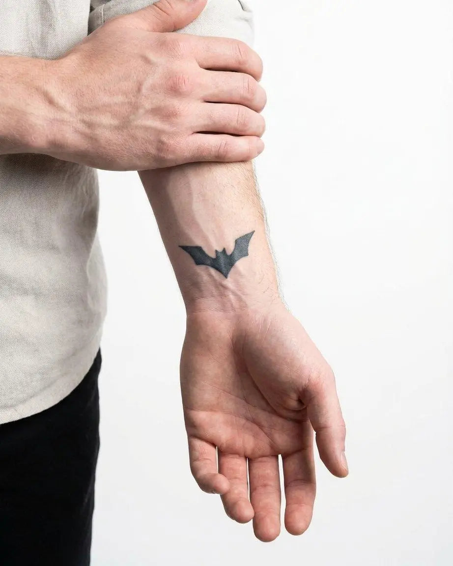 Tatuaggio semi-permanente INKON Bat Silhouette applicato su un uomo – design 2 x 2 in (5x5cm), aspetto realistico dell'inchiostro, dura 10 giorni