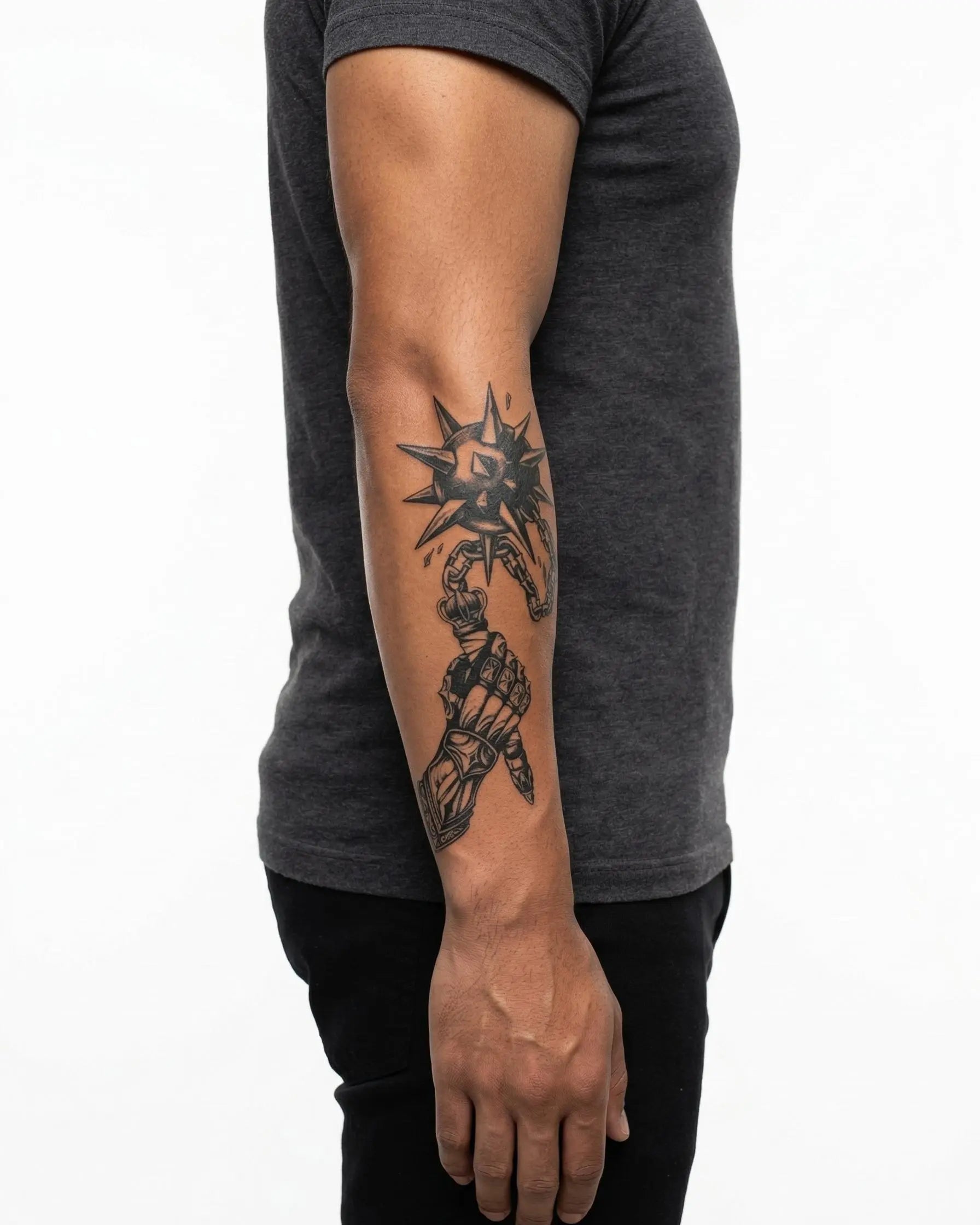 Tatuaggio semi-permanente INKON Pugno Corazzato e Mazza applicato su un uomo – design 4 x 7 in (10x17cm), aspetto realistico dell'inchiostro, dura 10 giorni