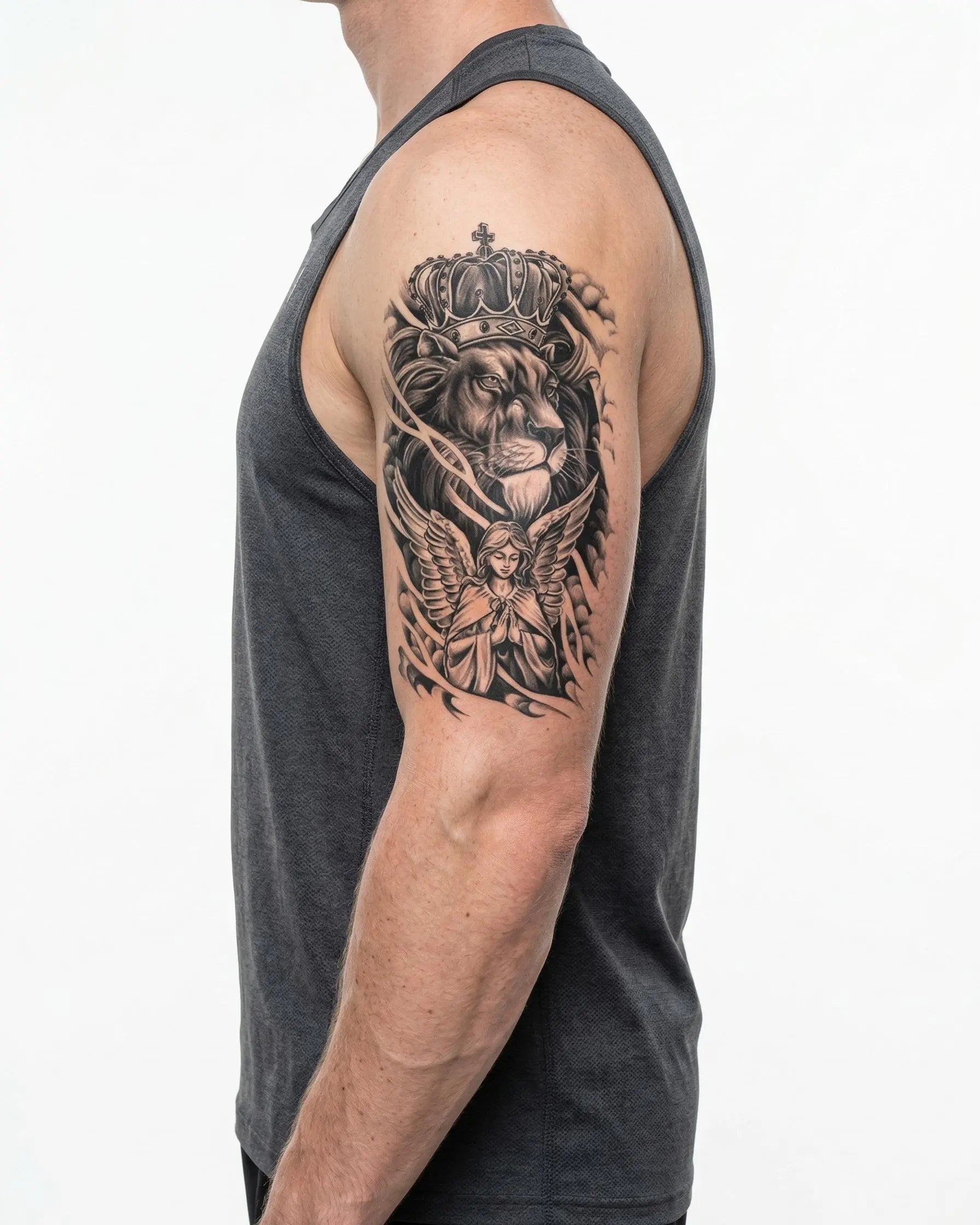 Tatuaggio semi-permanente INKON Leone Coronato e Angelo applicato su un uomo – design 4 x 7 in (10x17cm), aspetto realistico dell'inchiostro, dura 10 giorni