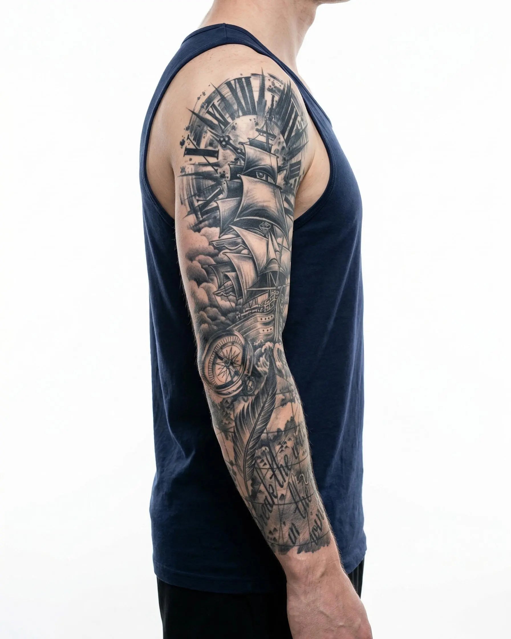 Tatuaggio semi-permanente INKON Nautical Ship & Compass applicato su un uomo – design 8 x 20 in (20x50cm), aspetto realistico dell'inchiostro, dura 10 giorni