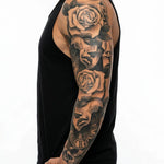 Tatuaggio semi-permanente INKON Theater Masks, Roses & Skull applicato su un uomo – design 8 x 20 in (20x50cm), aspetto realistico dell'inchiostro, dura 10 giorni