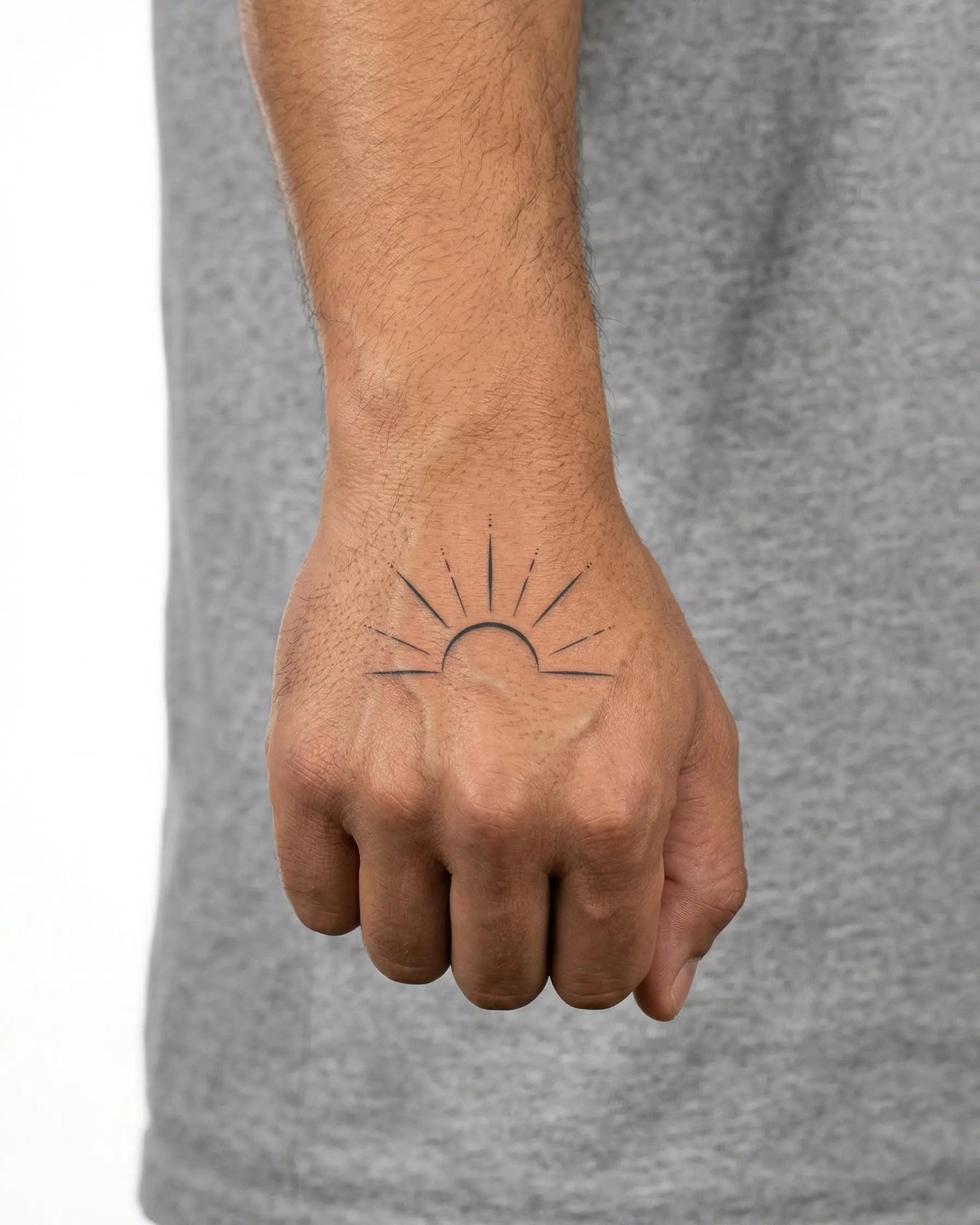 Tatuaggio semi-permanente INKON Rising Sun applicato su un uomo – design 2 x 2 in (5x5cm), aspetto realistico dell'inchiostro, dura 10 giorni