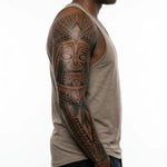 Tatuaggio semi-permanente INKON Polynesian Tiki Warrior applicato su un uomo – design 8 x 20 in (20x50cm), aspetto realistico dell'inchiostro, dura 10 giorni