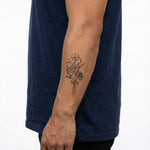 Tatuaggio semi-permanente INKON Wildflower Bouquet applicato su un uomo – design 3 x 4 in (6x11cm), aspetto realistico dell'inchiostro, dura 10 giorni