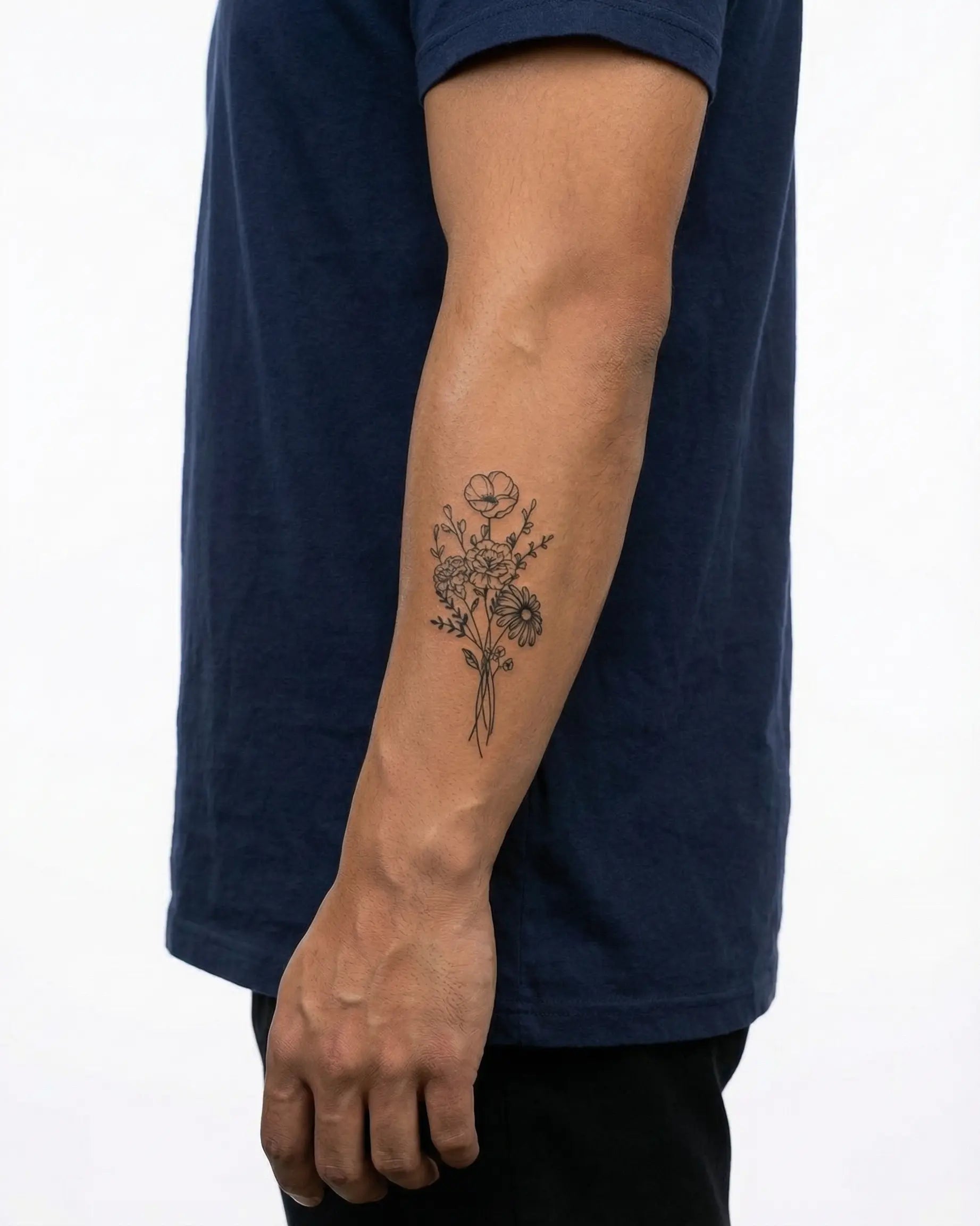 Tatuaggio semi-permanente INKON Wildflower Bouquet applicato su un uomo – design 3 x 4 in (6x11cm), aspetto realistico dell'inchiostro, dura 10 giorni