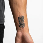 Tatuaggio semi-permanente INKON Dragon Koi applicato su un uomo – design 2 x 2 in (5x5cm), aspetto realistico dell'inchiostro, dura 10 giorni