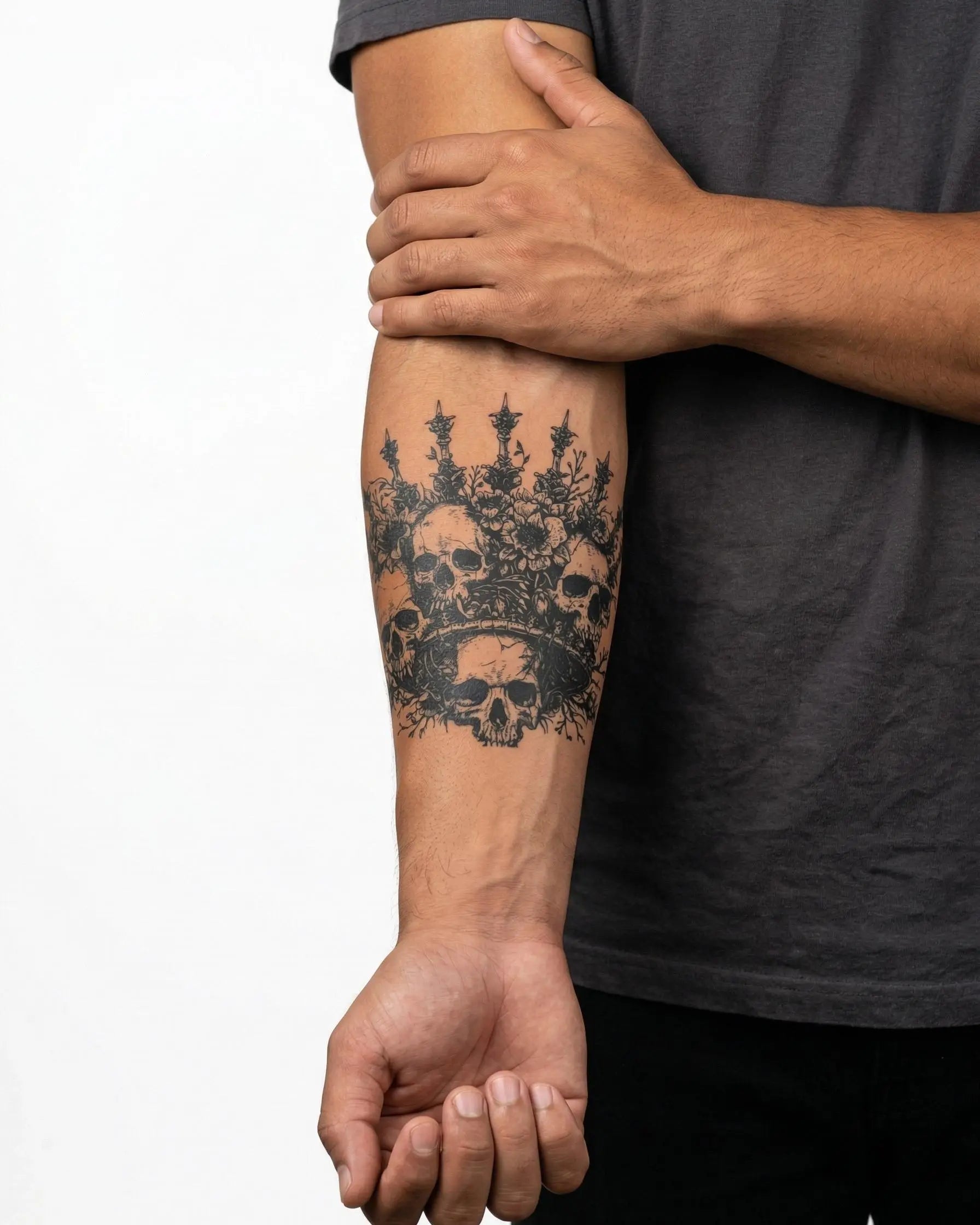 Tatuaggio semi-permanente INKON Skull Crown applicato su un uomo – design 4 x 4 in (9x9cm), aspetto realistico dell'inchiostro, dura 10 giorni