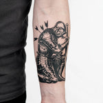 Tatuaggio semi-permanente INKON Cavaliere Caduto applicato su un uomo – design 4 x 7 in (10x17cm), aspetto realistico dell'inchiostro, dura 10 giorni