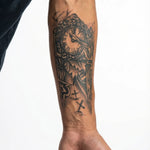 Tatuaggio semi-permanente INKON Torre dell'Orologio Gotica applicato su un uomo – design 4 x 7 in (10x17cm), aspetto realistico dell'inchiostro, dura 10 giorni